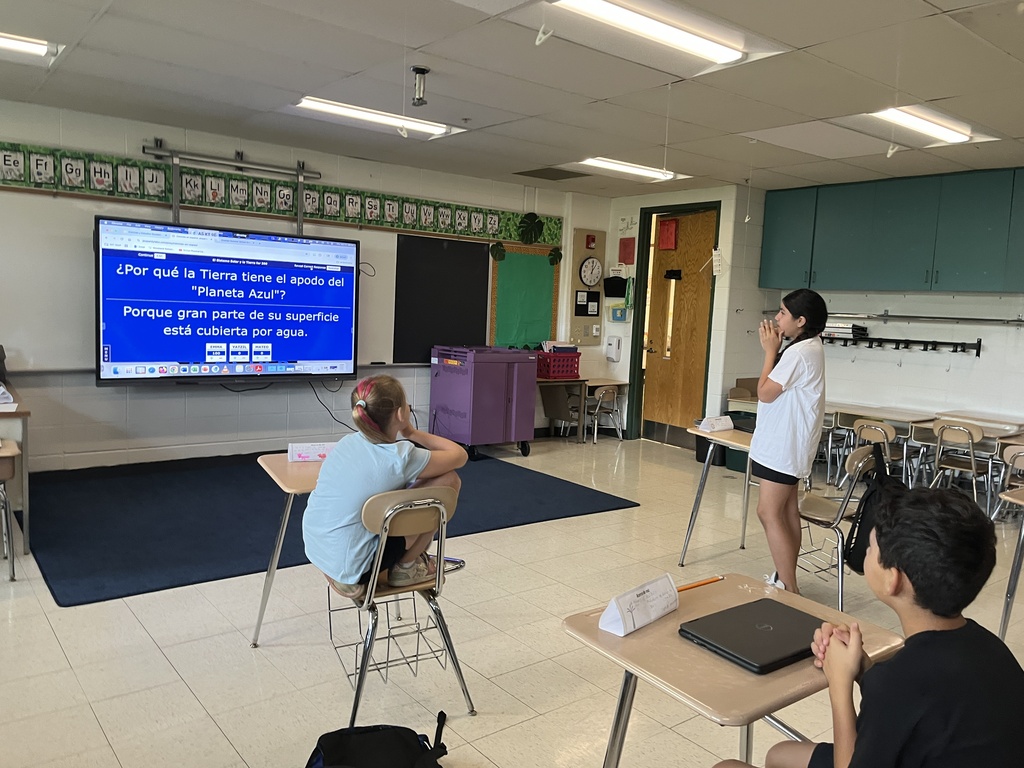 Students play a Science game in Spanish Mr. Ocampo's class