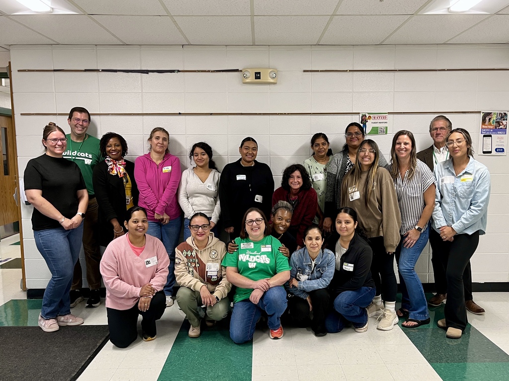 Large group photo of Parent Mentors from Woodland D50 and Gurnee D56 with Woodland district leaders