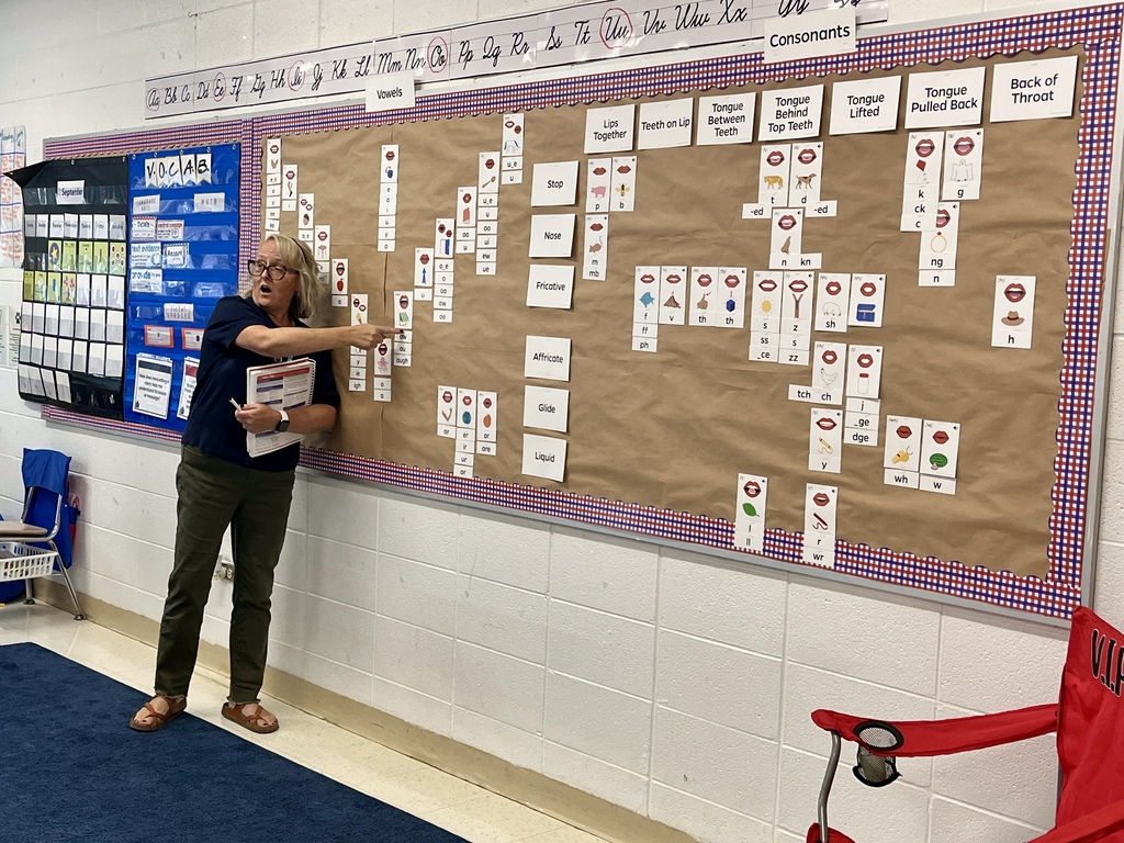 Teacher uses a sound wall during a lesson