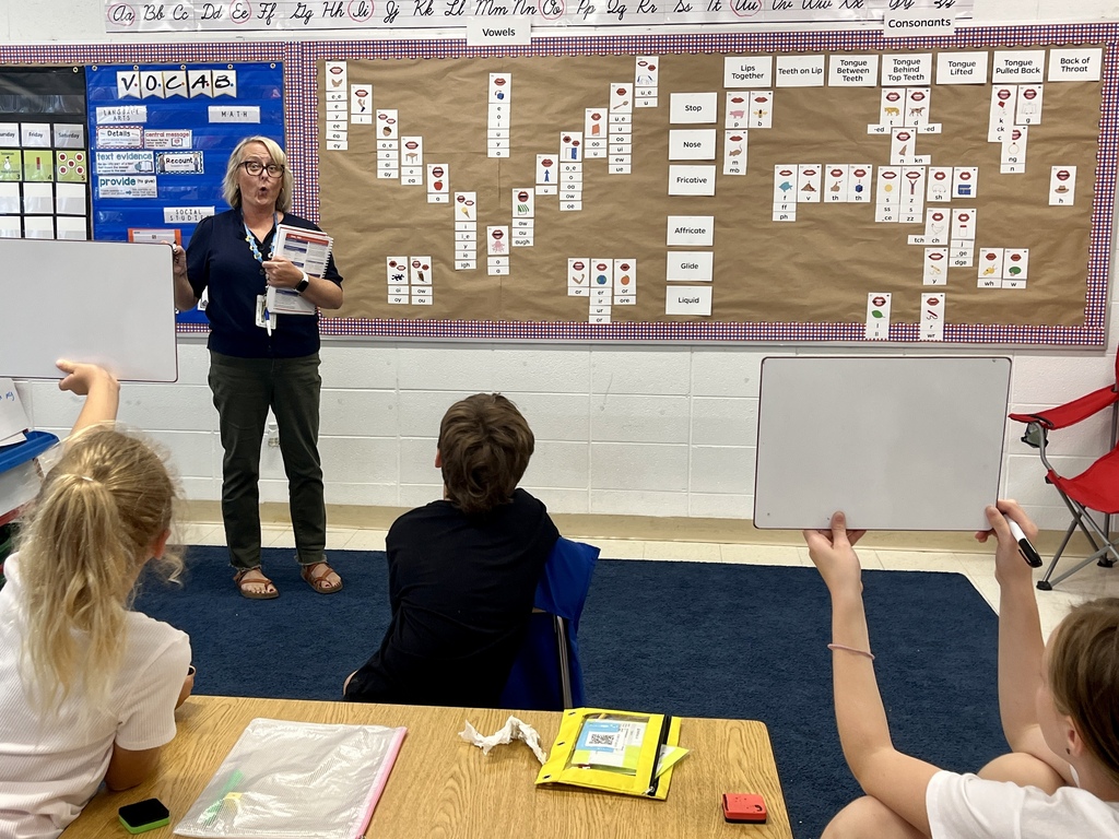 Teacher uses a sound wall during a lesson