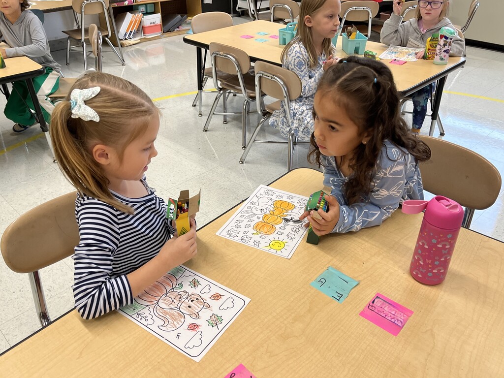 Primary students make thank you cards for the District Day of Service