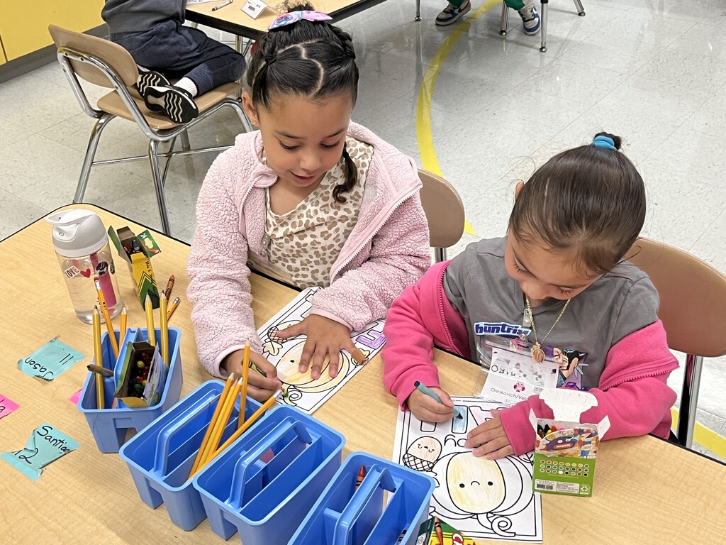 Primary students make thank you cards for the District Day of Service