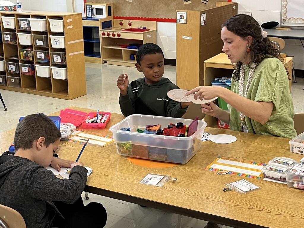 Primary students make thank you cards for the District Day of Service