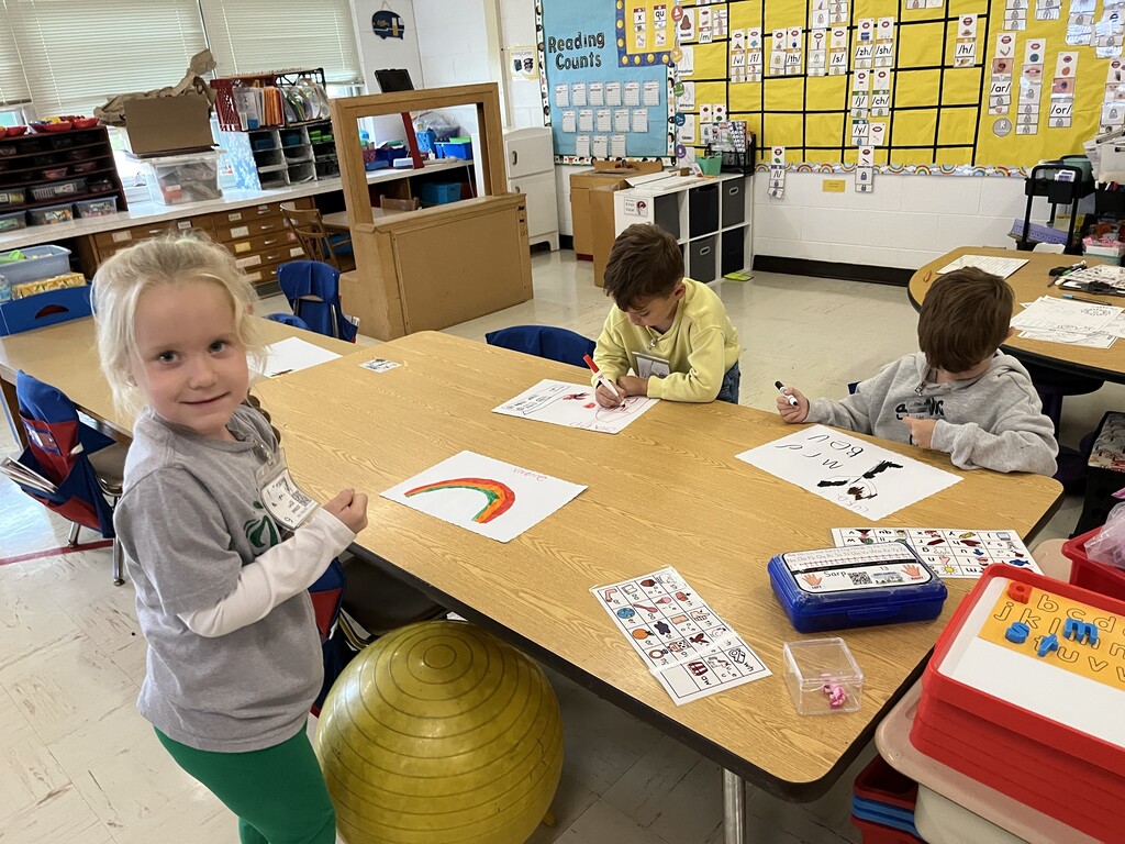 Primary students make thank you cards for the District Day of Service