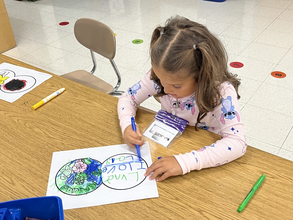 Primary students make thank you cards for the District Day of Service