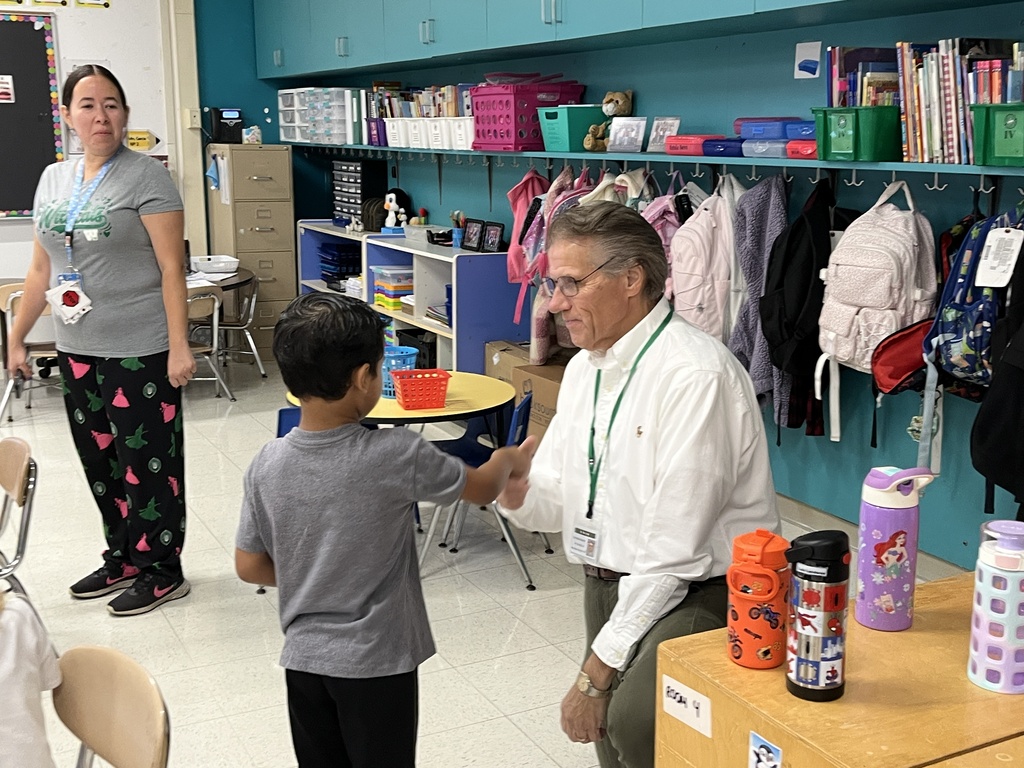 Primary students make thank you cards for the District Day of Service