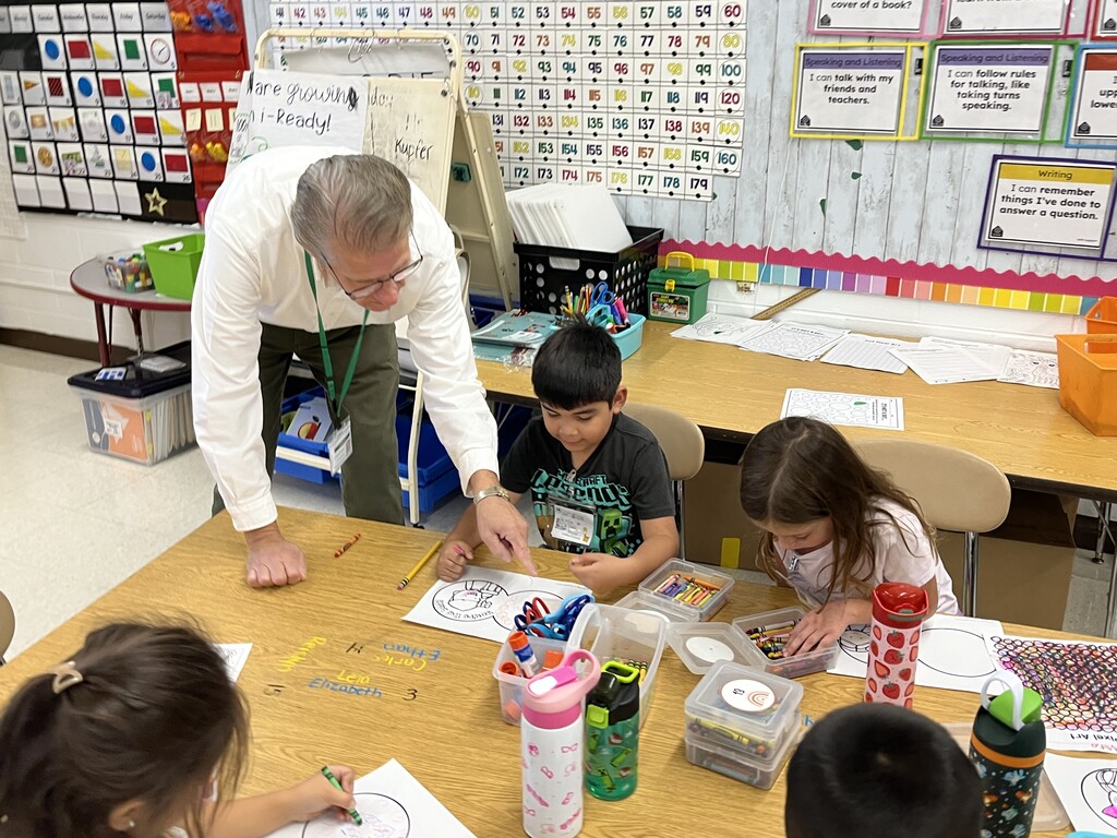 Primary students make thank you cards for the District Day of Service