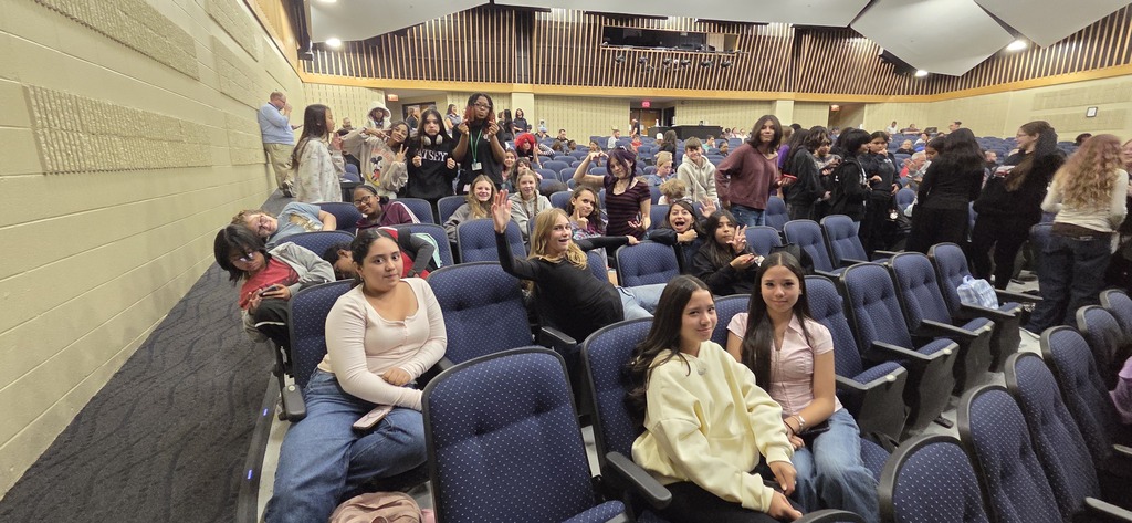 WMS Drama Club attends Warren Theater performance, Oct. 2026
