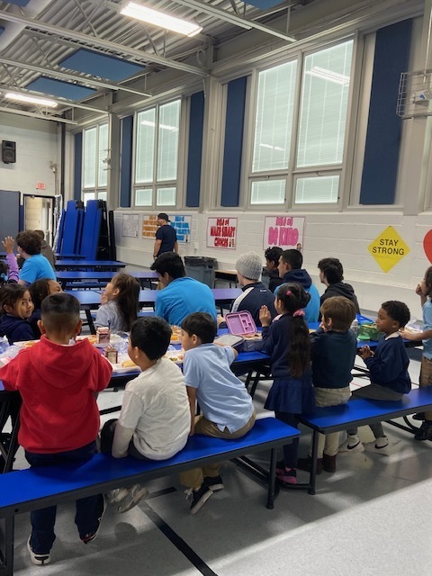 Students eating lunch 