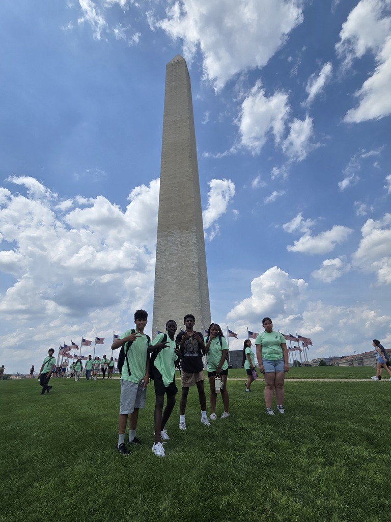 students in front of washington monument