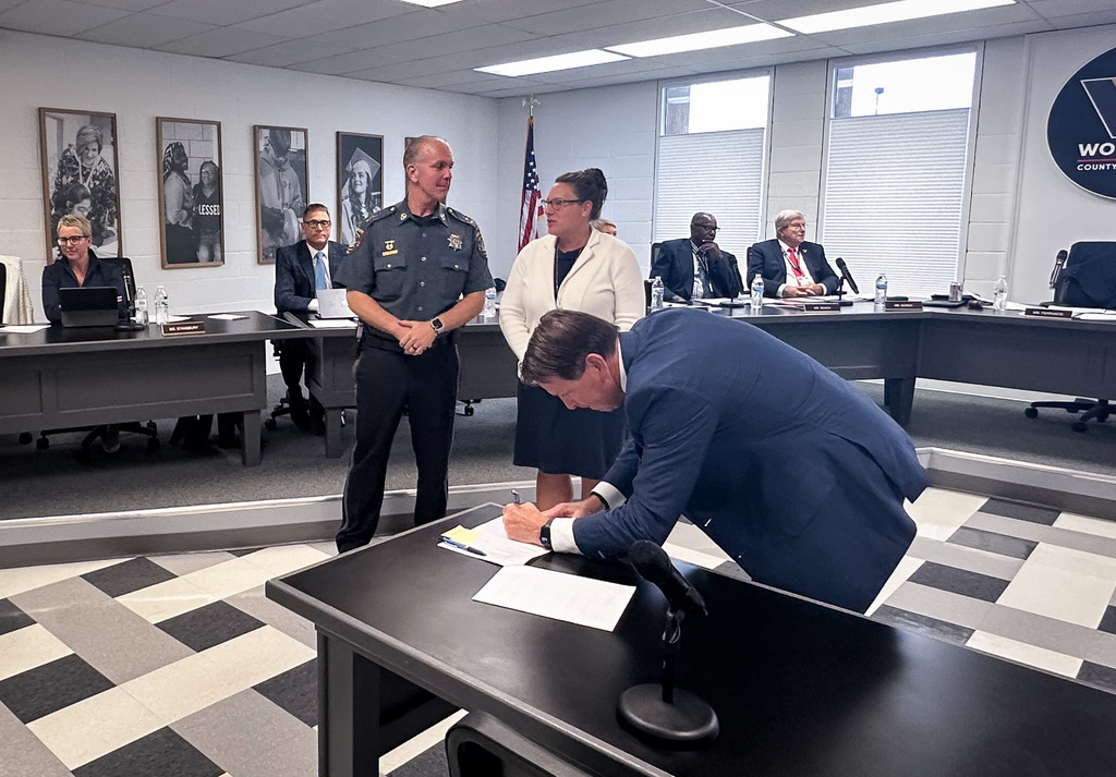 Board President signing MOU with WCSO