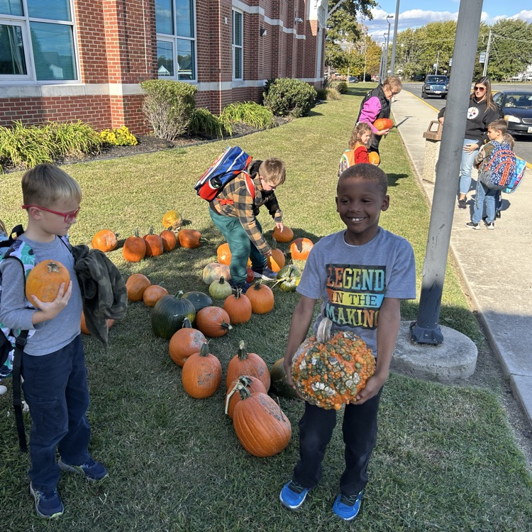 PES students with pumpkins