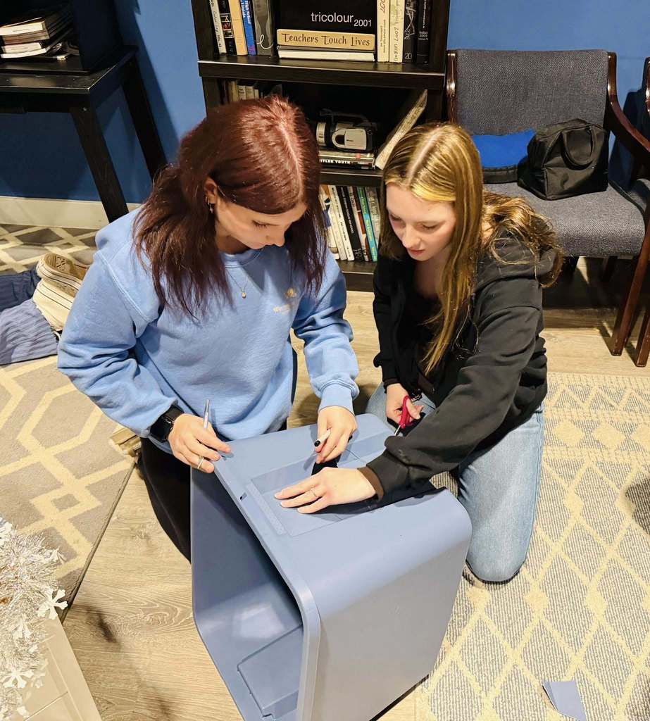 KAAAT & Leo Club at SDHS make cat shelters