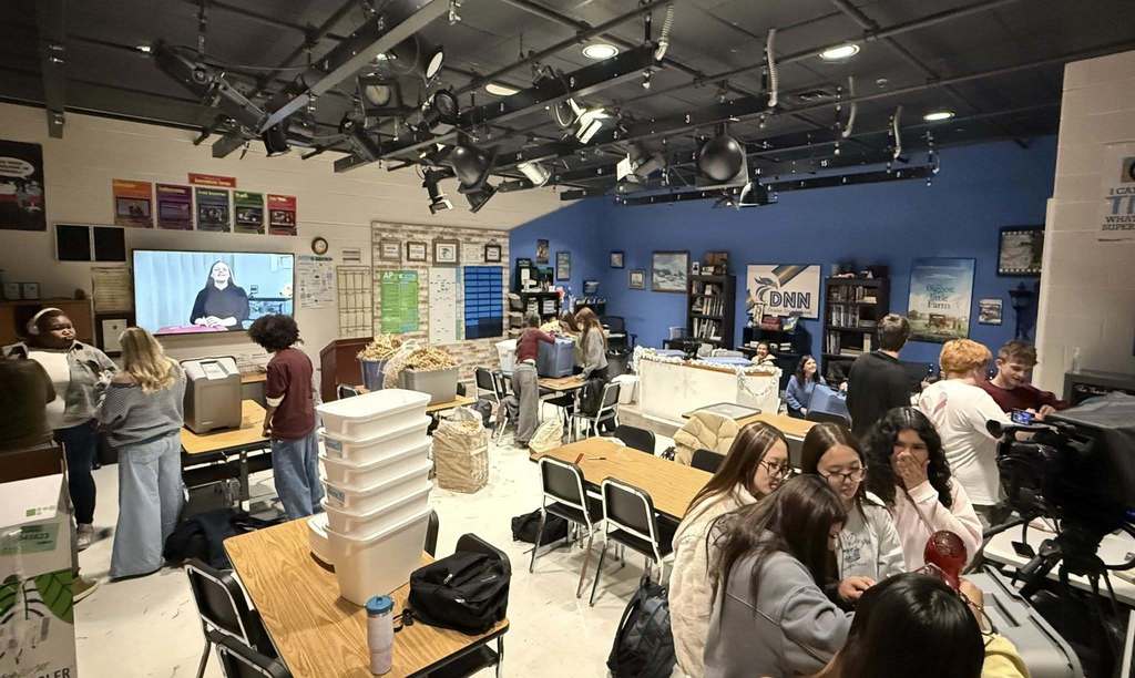 KAAAT & Leo Club at SDHS make cat shelters