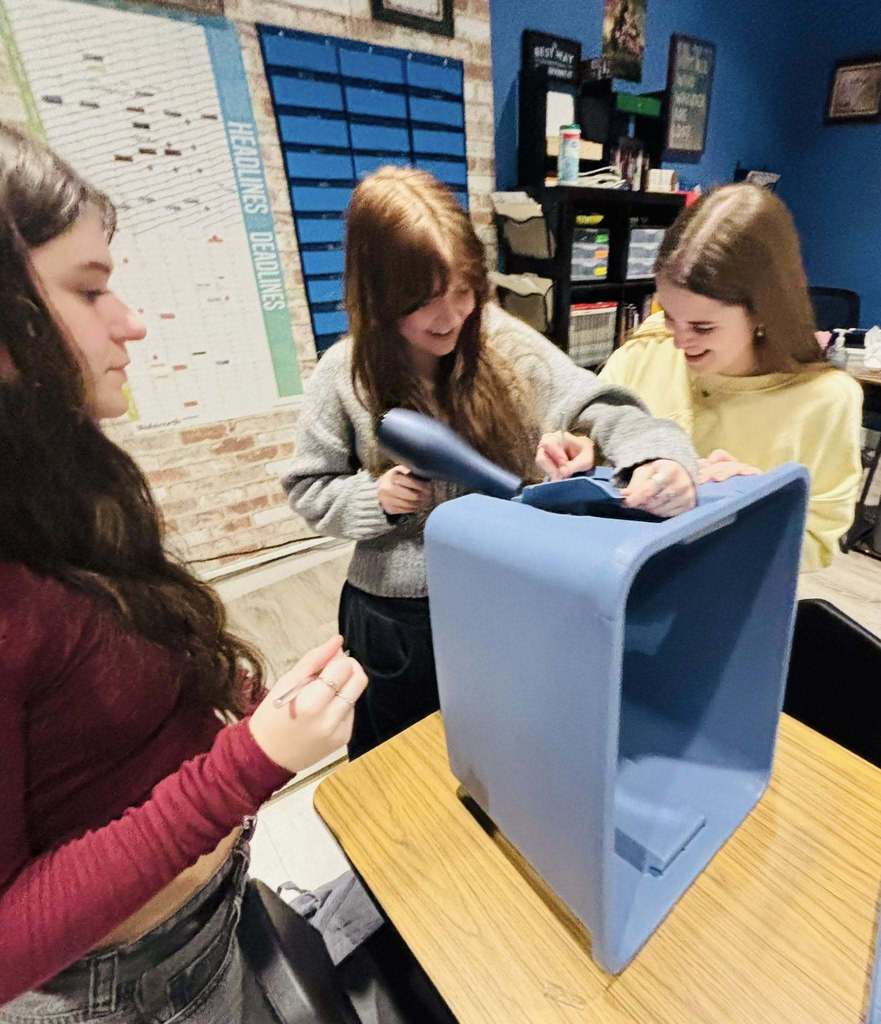 KAAAT & Leo Club at SDHS make cat shelters