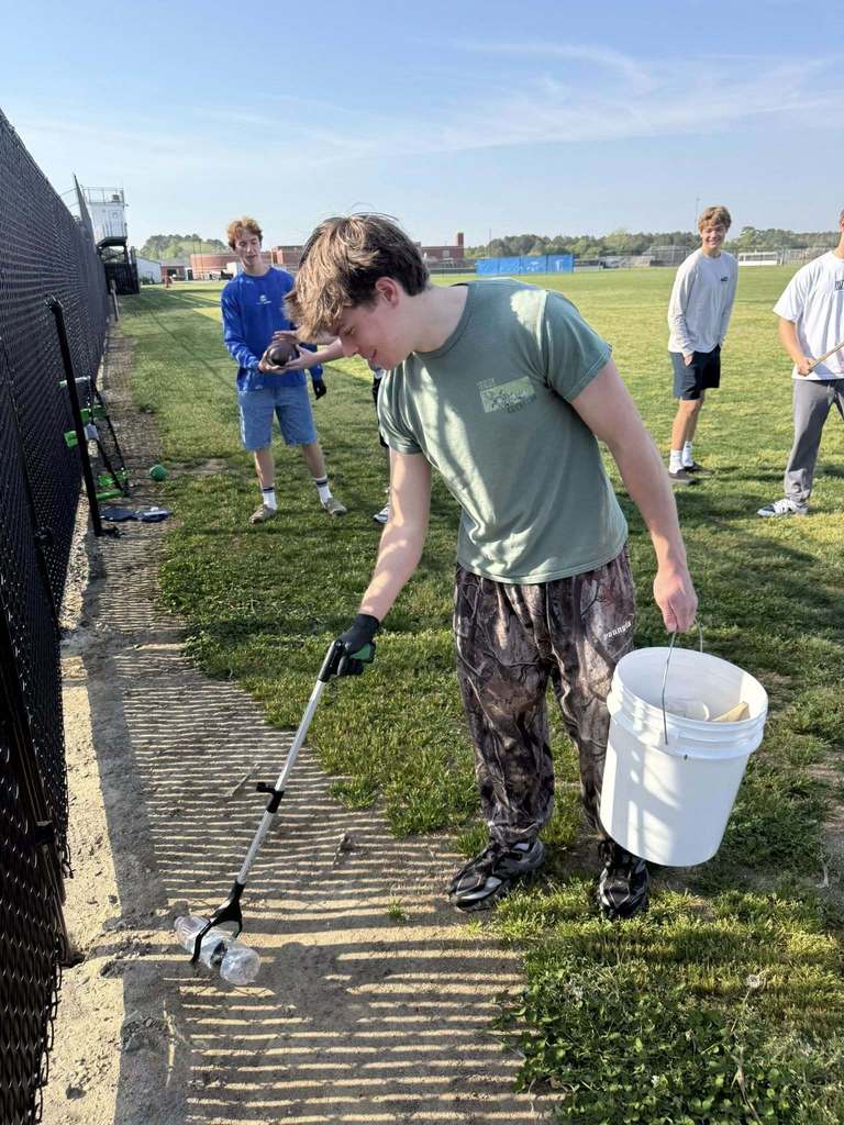 Surfrider Club cleans up SDHS on Earth Day