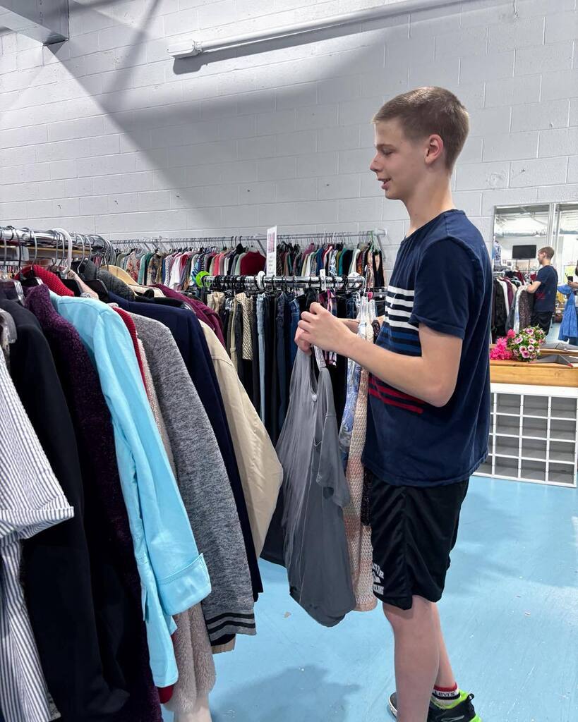 students volunteer at Coastal Hospice Thrift Shop
