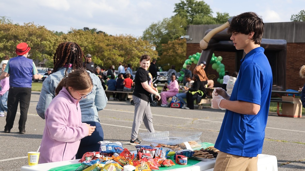 SDHS NHS students volunteer at BIS