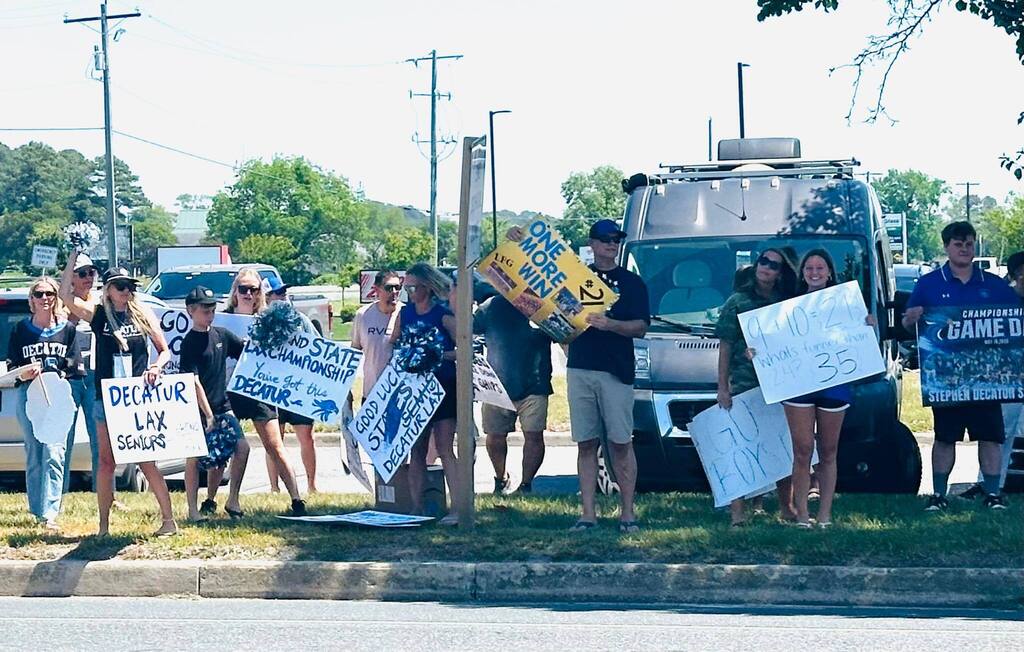 Send-off for Boys LAX at SDHS for State Championship game