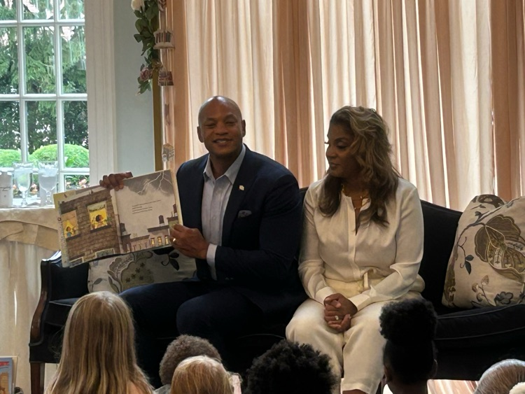 SHES visits the governor.