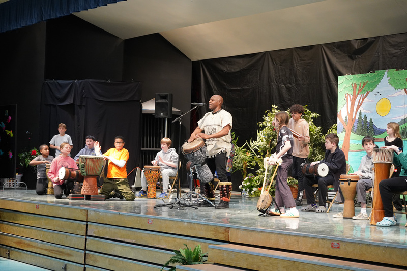 Ssuuna on stage with Berlin Intermediate students