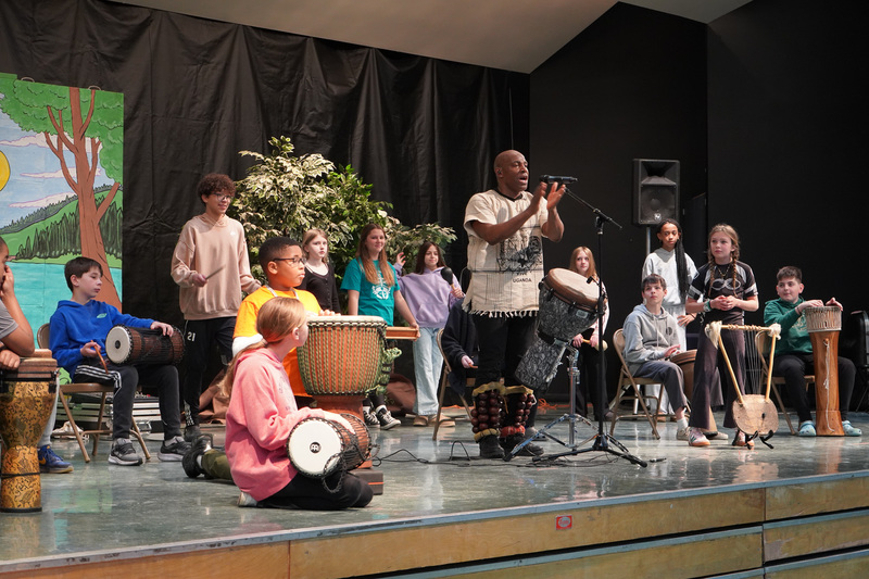 Ssuuna on stage with Berlin Intermediate students