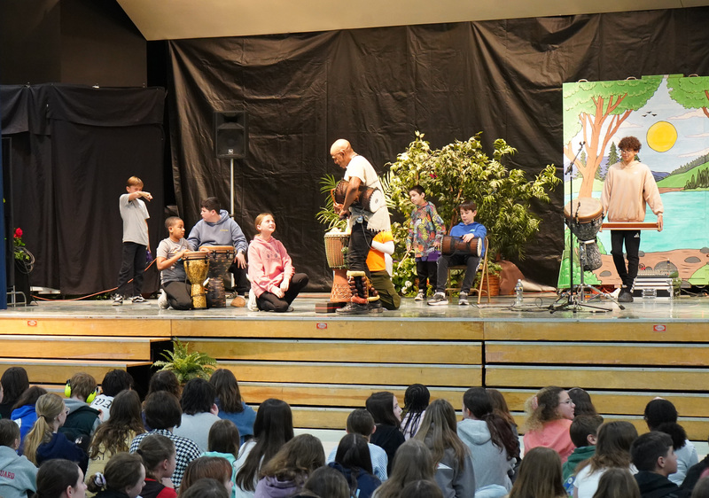 Ssuuna on stage with Berlin Intermediate students