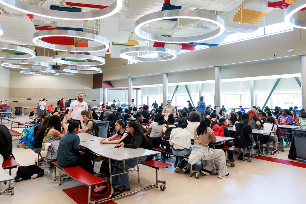 A cafeteria of students during an orientation event.