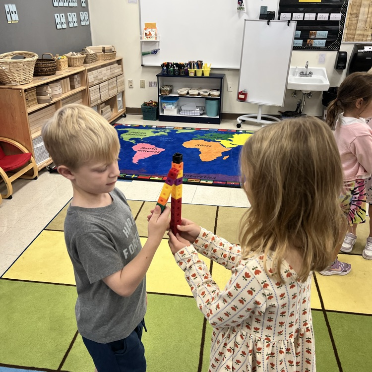 KRO compared the size of their connecting cube towers by using math vocabulary.