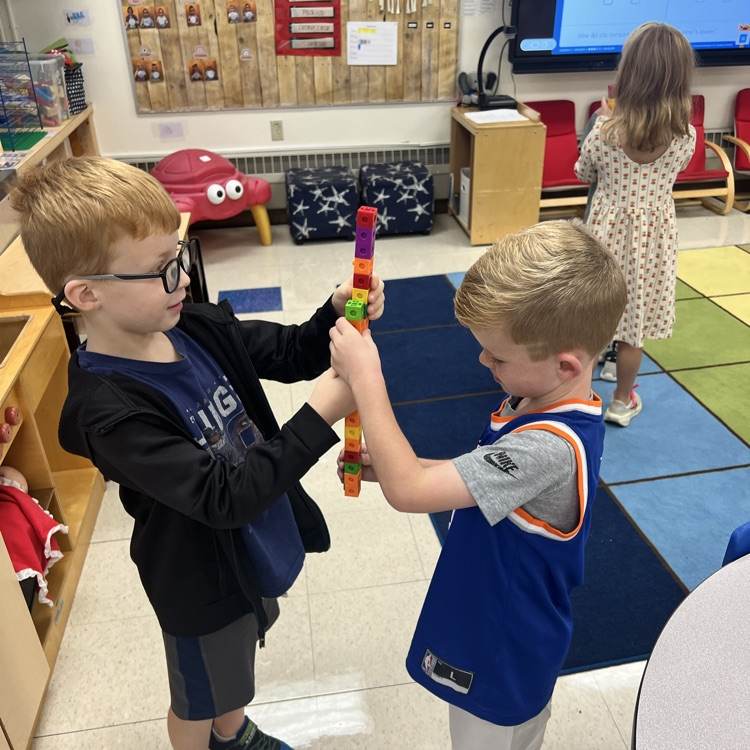 KRO compared the size of their connecting cube towers by using math vocabulary.