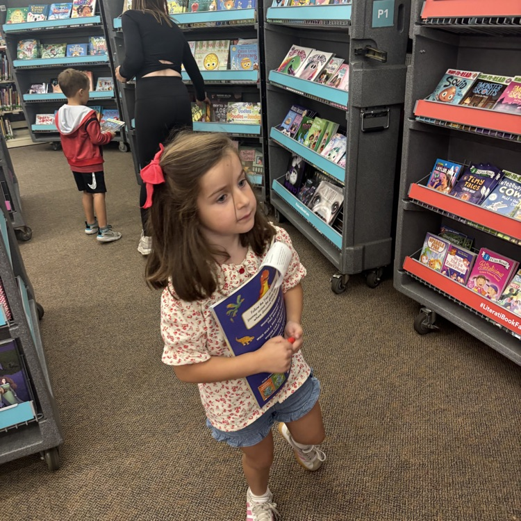 girls shopping for books