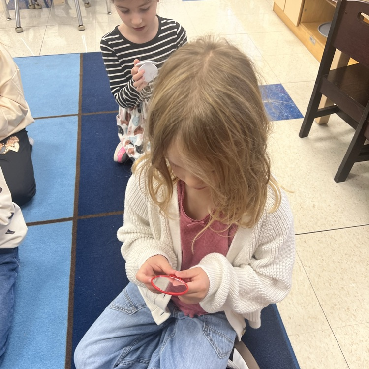 KRO used mirrors to observe their mouths when making the sound of the letter Bb