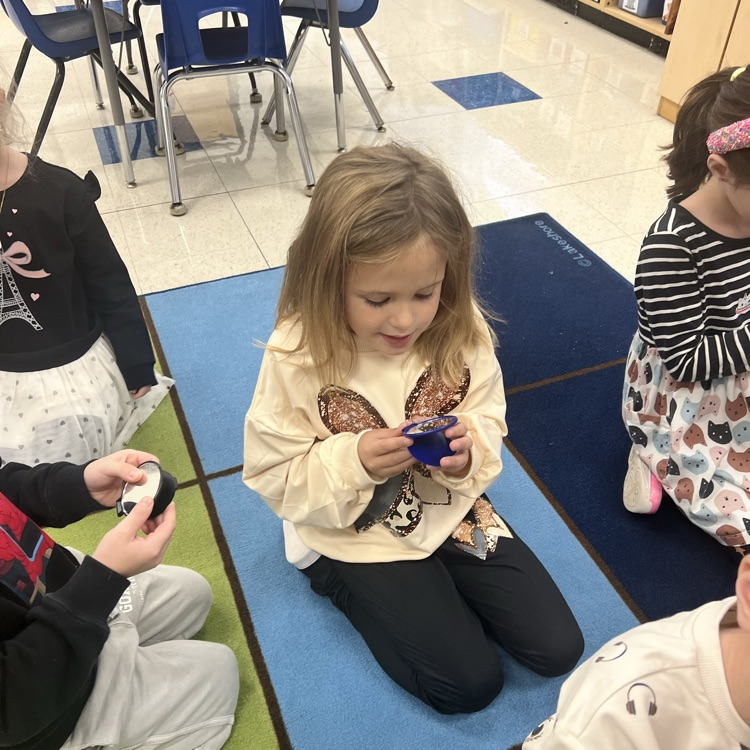 KRO used mirrors to observe their mouths when making the sound of the letter Bb