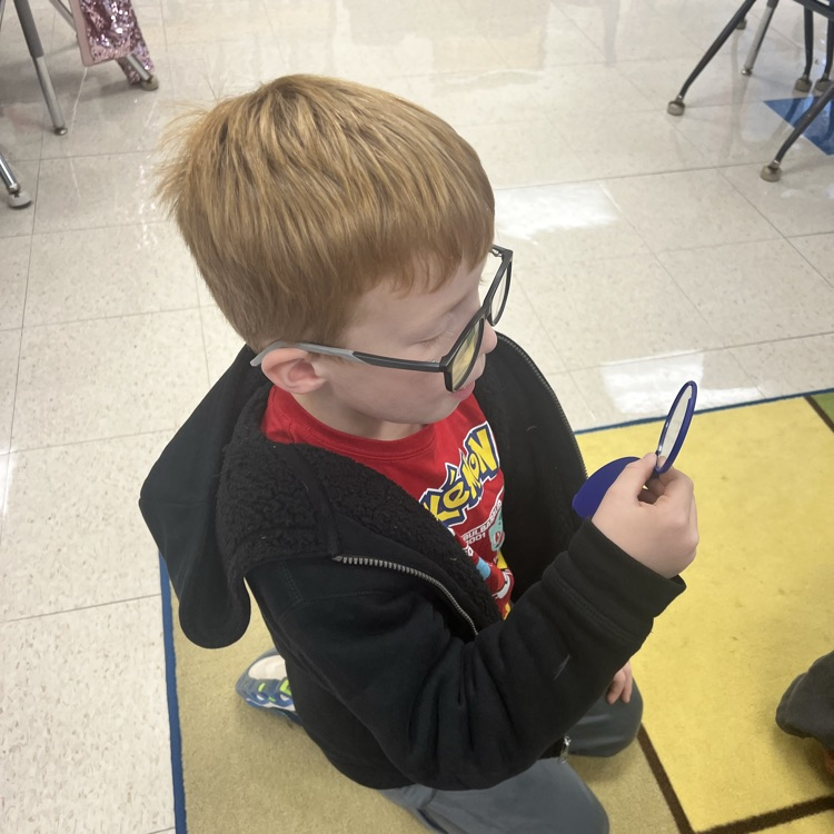 KRO used mirrors to observe their mouths when making the sound of the letter Bb