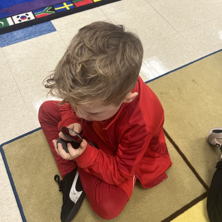 KRO used mirrors to observe their mouths when making the sound of the letter Bb