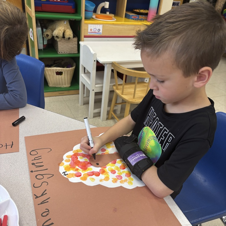 Children working on Thanksgiving craft