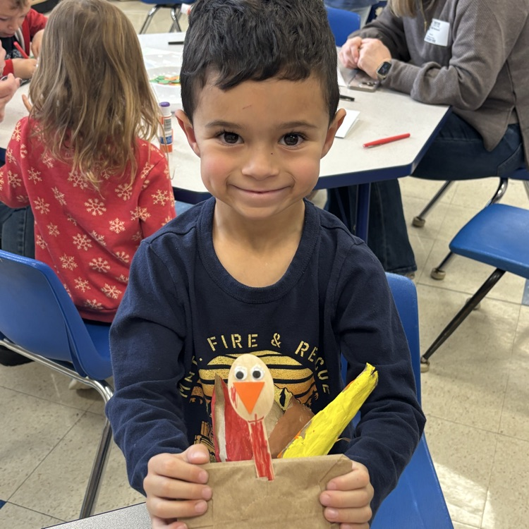 Children working on Thanksgiving crafts
