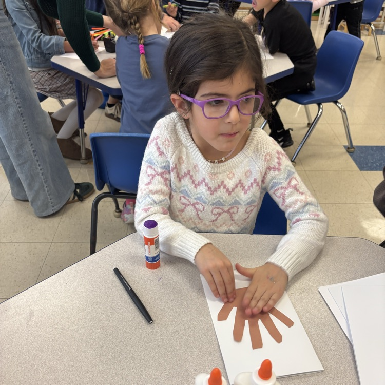 Children working on Thanksgiving crafts