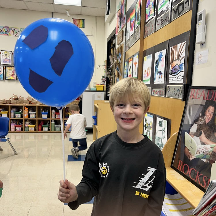 KRO had a blast creating their balloons for the Kindergarten parade. Happy Thanksgiving from KRO!