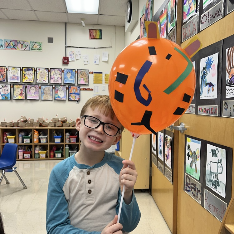 KRO had a blast creating their balloons for the Kindergarten parade. Happy Thanksgiving from KRO!