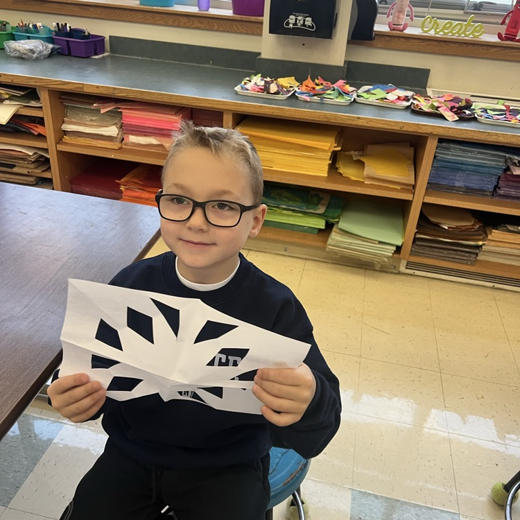 KRO creates paper snowflakes on this snowy day!