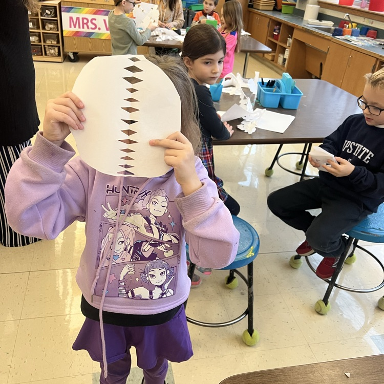 KRO creates paper snowflakes on this snowy day!