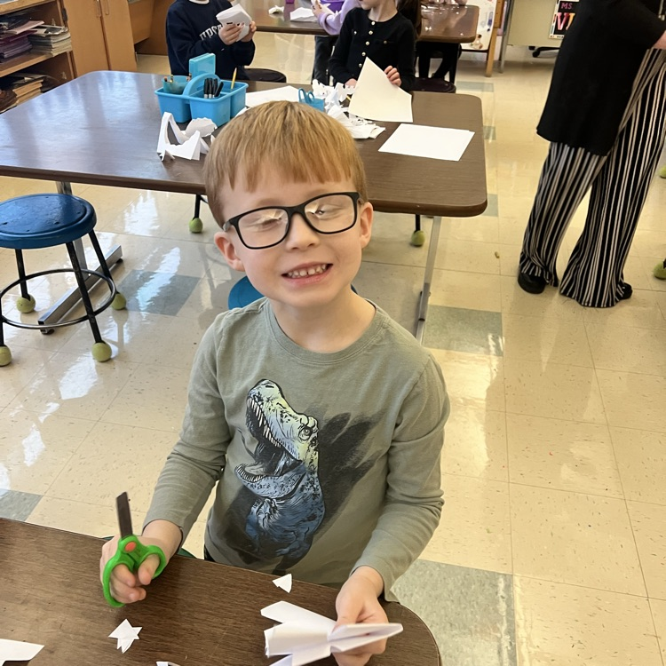 KRO creates paper snowflakes on this snowy day!