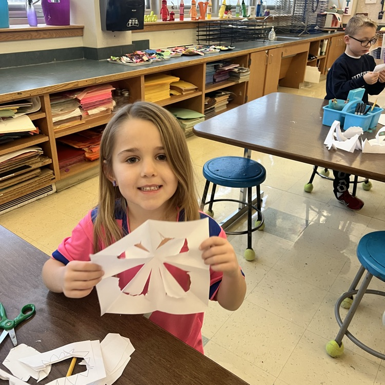 KRO creates paper snowflakes on this snowy day!