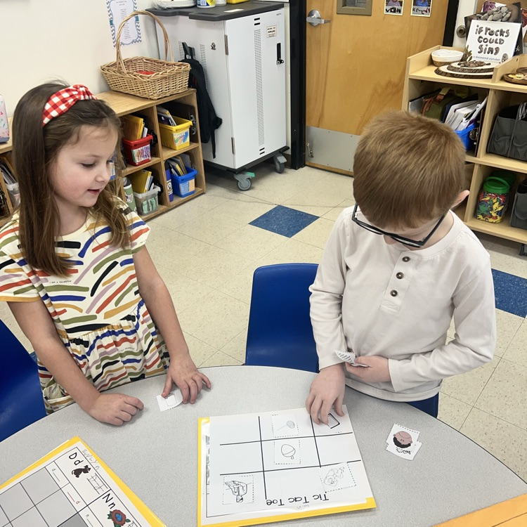 KRO practices initial and ending sounds for Nn and Dd by playing Word Study tic-tac-toe