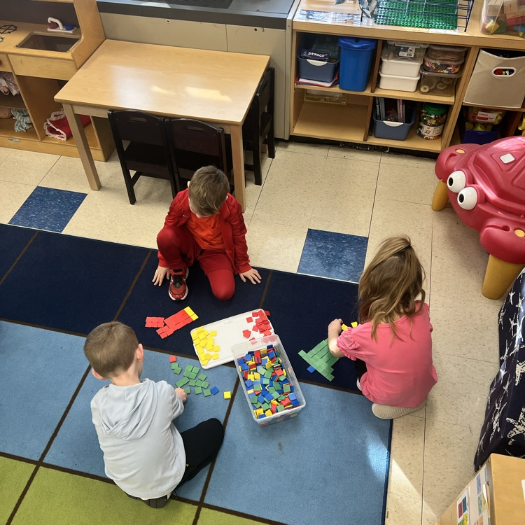 KRO uses different shapes and materials to create pictures.