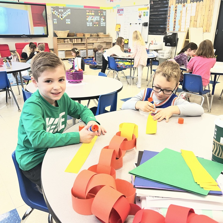 KRO created a 100 chain link in math. We are looking forward to the 100th day of school. 
