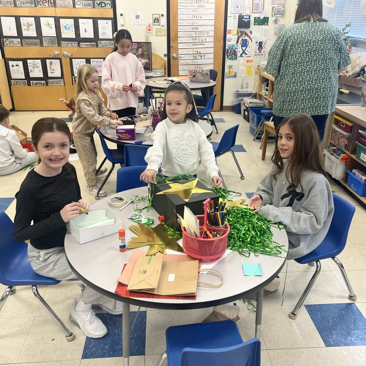 Although KRO did not catch a leprechaun, they had so much fun making traps with 5D