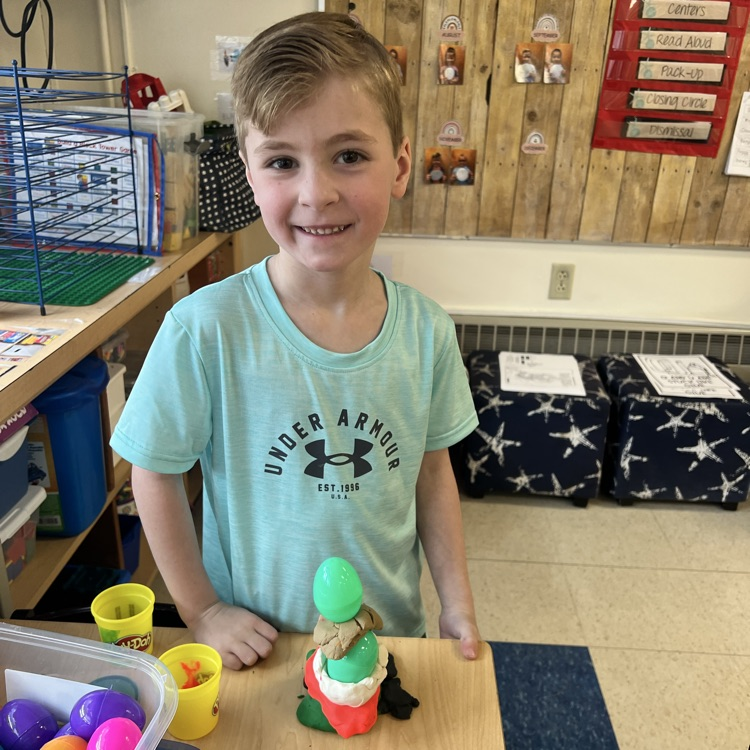 KRO had fun using plastic eggs & Playdoh to build the highest structure they could without it falling over