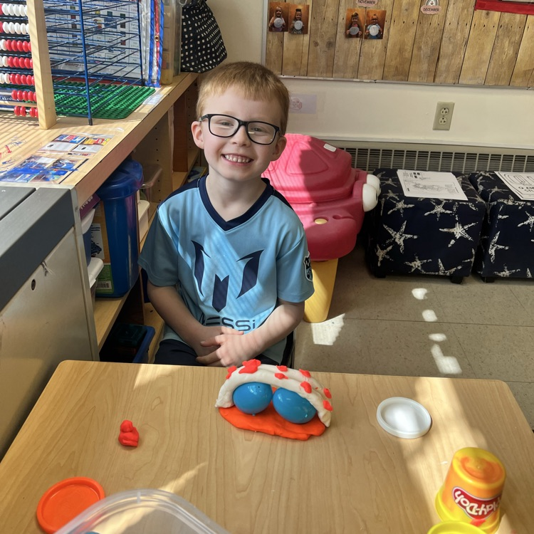 KRO had fun using plastic eggs & Playdoh to build the highest structure they could without it falling over